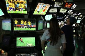 As chuteiras devem ser depositadas em uma caixa de coleta que está disponível no Museu do Futebol