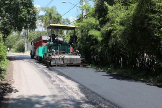 A rua Maria Ward, importante via de ligação da rodovia Armando Sales com o centro de Itapecerica, também está sendo recapeada