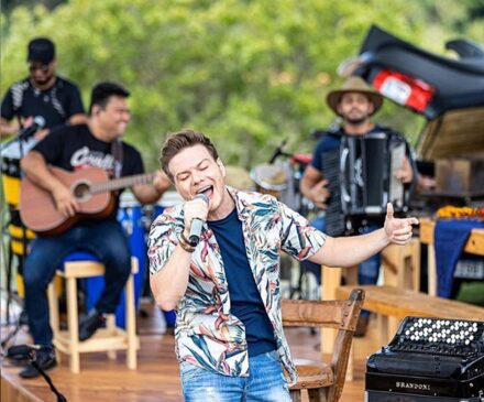 O cantor, compositor e jurado levará os seus grandes sucessos ao palco da rua da Praia, no centro