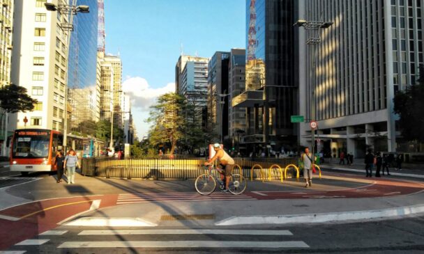 Em 25 de agosto, a empresa interrompeu a parceria, e as faixas não foram ativadas desde o início de setembro