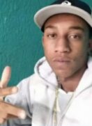 O pai de Carlos Eduardo dos Santos (foto) contou à polícia que moradores viram o jovem sendo abordado por policiais militares