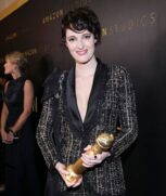 Phoebe Waller-Bridge vai leiloar roupa que usou no Globo de Ouro para ajudar vítimas de incêndios florestais na Austrália