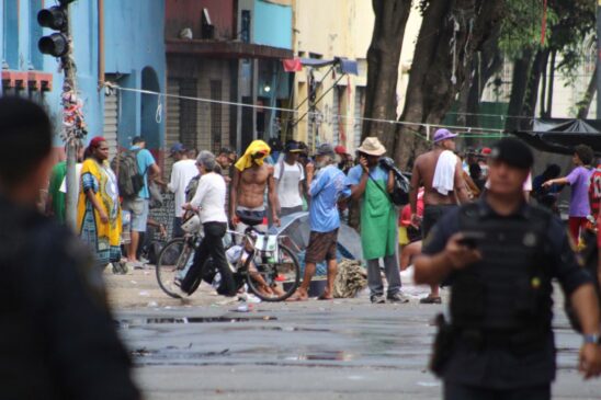 Antes da confusão na cracolândia, os PMs conseguiram deter seis suspeitos por tráfico de drogas