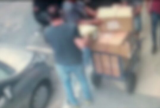Nas imagens, o PM é flagrado obrigando um comerciante a transferir mercadorias para um veículo com placa de Cajamar