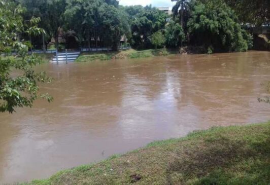 Por conta das chuvas que atingiram toda a cidade e principalmente a Capital do Estado, o nível da água tem subido