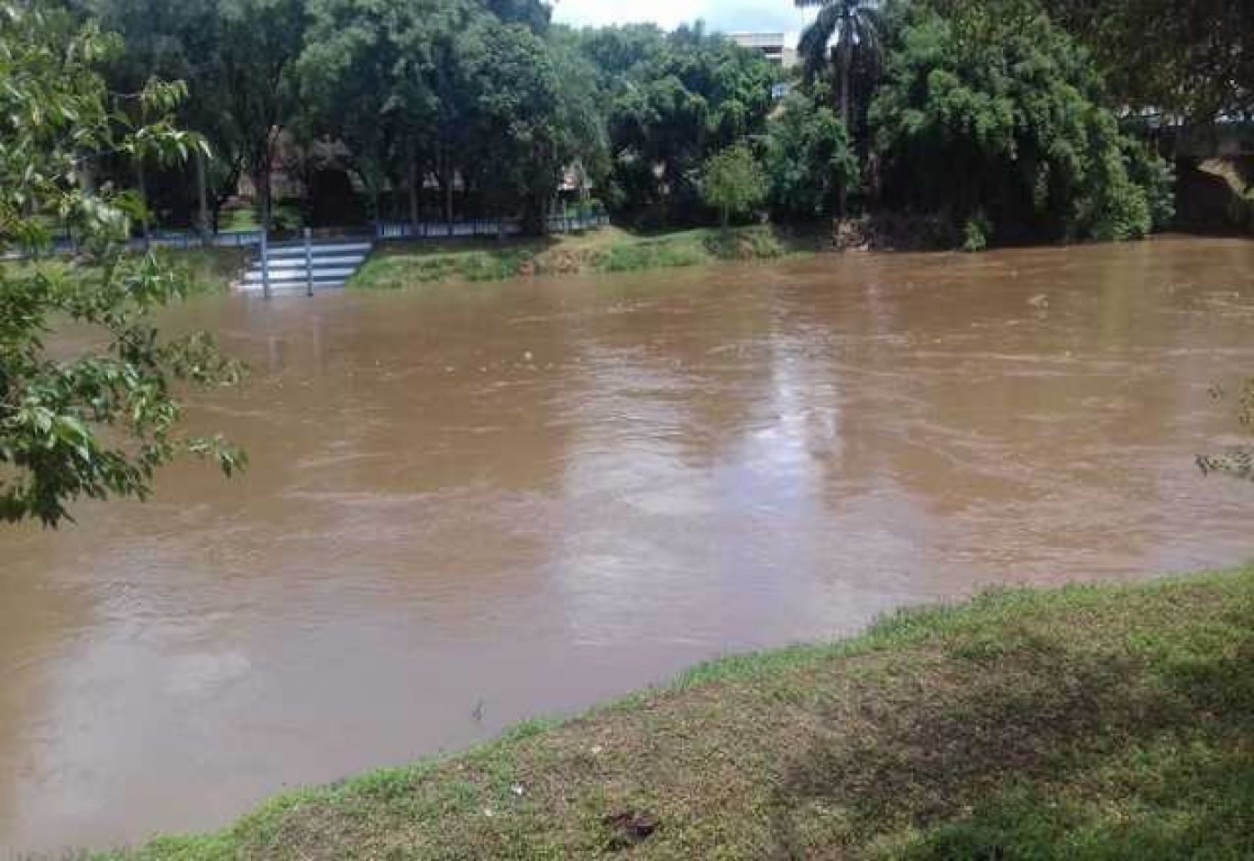 Por conta das chuvas que atingiram toda a cidade e principalmente a Capital do Estado, o nível da água tem subido