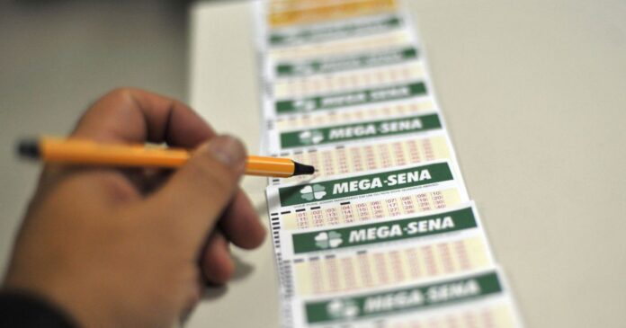 Aposta simples da Mega-Sena custa R$ 6,00 / Marcello Casal Jr./Agência Brasil