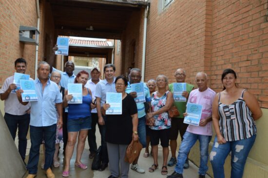 Moradores receberam os registros na última quinta-feira; ação faz parte do Programa de Regularização Fundiária "Meu Porto Feliz"