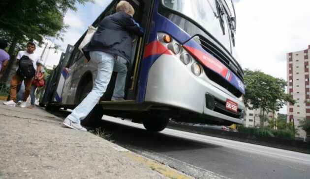A EMTU opera o VLT na Baixada Santista e diversas linhas de ônibus na Região Metropolitana de SP