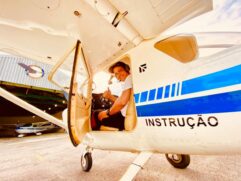 Além das aulas, o Aeroclube de Itanhaém está aberto, todos os dias, das 8 às 18 horas, para quem deseja ENTITY_apos_ENTITYturistarENTITY_apos_ENTITY das alturas
