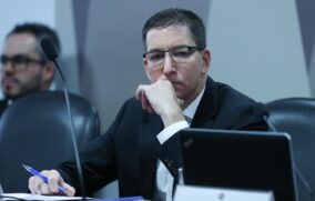 A denúncia sustenta que o jornalista ENTITY_quot_ENTITYauxiliou, incentivou e orientou o grupo durante o período das invasõesENTITY_quot_ENTITY