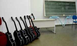 Há opções de aulas de canto coral, bateria, violão, desenho/pintura, teclado, piano, técnica vocal, tromba, trompete entre outros