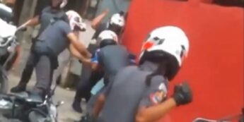 Vídeo mostra uma pessoa cercada por ao menos 5 policiais, todos com capacetes; 3 deles desferem socos e joelhadas no homem