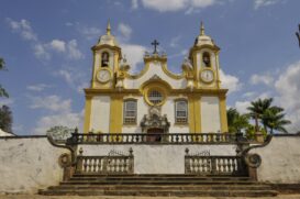 Matriz de Santo Antônio, em Tiradentes. É o principal ponto turístico da cidade, e não é para menos. Além do interior todo dourado, as esculturas barrocas de Aleijadinho estão lá.