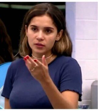 "Primeiro, tire a mão do p****" Gizelly, do BBB20, ensina Felipe a fazer arroz, ao ver o brother com a mão nas partes íntimas.