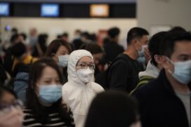 Entidade global afirma que doença ainda está localizada na China, mas não descarta mudança de posição em breve