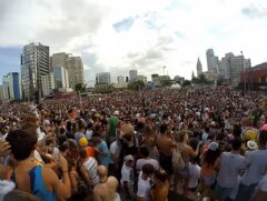 Em 2019, a prefeitura chegou a mudar o trajeto de blocos que passariam pelo largo após tumultos