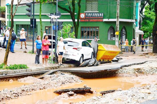 Tempestade deixou ruas s esburacadas e cobertas de lama em Lourdes, bairro nobre de Belo Horizonte