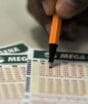 Confira os números sorteados da Mega-Sena nesta sexta-feira (30/10) com prêmio acumulado em R$ 5 milhões