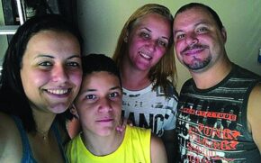 Ana Flávia Menezes Gonçalves (esq.) ao lado do irmão e dos pais; crime brutal foi cometido na terça-feira