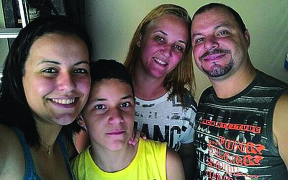 Ana Flávia Menezes Gonçalves (esq.) ao lado do irmão e dos pais; crime brutal foi cometido na terça-feira