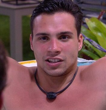 "Eu gosto de dançar e talvez atraia elas. Vou usar isso" Petrix querendo promover um "Teste de Fidelidade" no BBB20