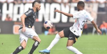Pará e Everaldo disputam bola no 1º tempo.