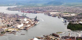 Em 2019, o tempo de espera das embarcações para entrar no porto diminuiu. Por isso, a movimentação de cargas aumentou.