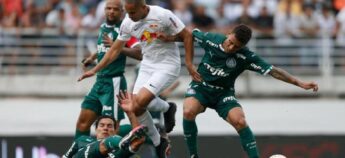 Disputa de bola acirrada no 2º tempo, quando ainda estava 1x1.