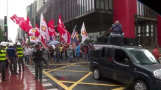 Manifestantes protestando contra o governo Bolsonaro na avenida Paulista em SP