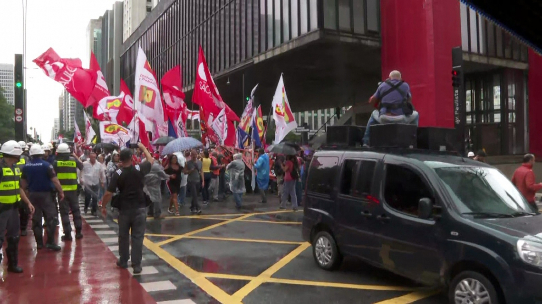 Manifestantes protestando contra o governo Bolsonaro na avenida Paulista em SP