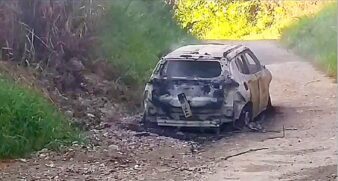 Os corpos foram encontrados carbonizados dentro de um carro na estrada do Montanhão, no ABC