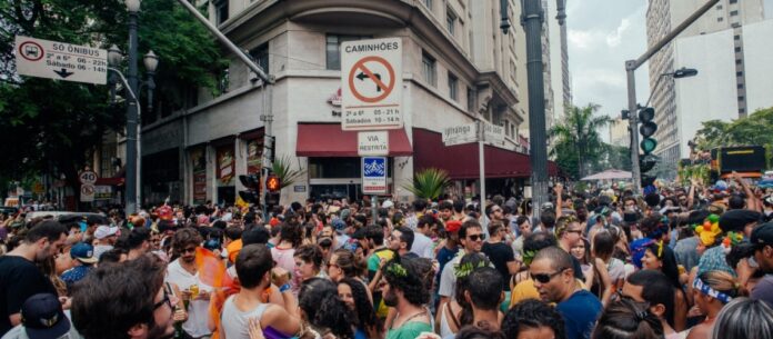 Bloco de Carnaval sai pelas ruas do centro de São Paulo