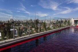 Hotel Unique. Um dos atrativos do Unique é a piscina vermelha, no topo do hotel, no bar Skye, que está disponível no serviço de day use, junto com spa, saunas seca e úmida e academia