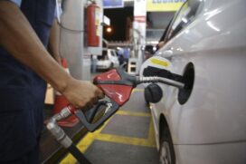O valor do produto não para de subir nas bombas, a ponto de a gasolina ser mais vantajosa na hora de abastecer