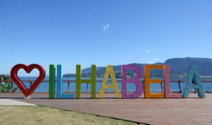 A "Ilha de Caras" fica até 16 de fevereiro em Ilhabela e gera conteúdo para 5 meses de revista
