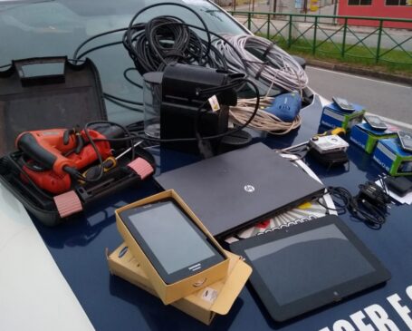 Na abordagem foram encontrados três celulares, dois tablets, um notebook e uma cafeteira; todos equipamentos eram da prefeitura