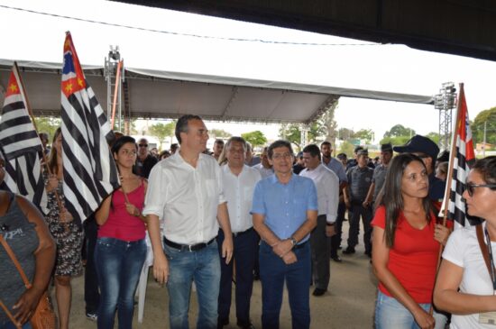 Prefeito Dr. Cássio Habice Prado e do secretário de Habitação do governo do Estado, Flávio Amary participaram do sorteio