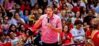 Fernando Haddad discursando na festa de 40 anos do PT.