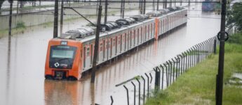 Trem da linha 9-Esmeralda em meio à enchente em São Paulo (arquivo)