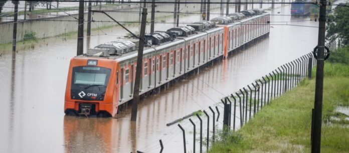 Trem da linha 9-Esmeralda em meio à enchente em São Paulo (arquivo)