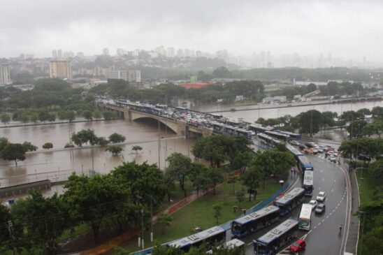 Chuvas provocaram o transbordamento do Rio Tietê em diversos pontos, como na altura da Ponte da Casa Verde