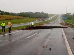 Em Botucatu, temporal abriu uma cratera na rodovia Marechal Rondon; um carro e um caminhão caíram no buraco