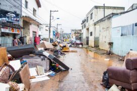 Moradores da Rua Santa Luzia, região central de Taboão da Serra, na Grande SP, contabilizavam prejuízos na tarde de ontem