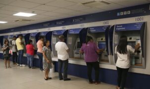 Trabalhadores v&atilde;o a ag&ecirc;ncia da Caixa para sacar o FGTS