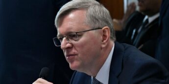 Diplomata Nestor Foster disse que é preciso ENTITY_quot_ENTITYdar a dimensão devidaENTITY_quot_ENTITY ao problema de imigração