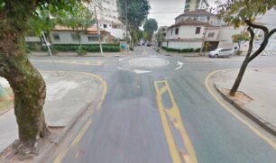 Um homem que tinha sacado R$ 4 mil foi rendido na rua Liberdade, próximo a esta rotatória e lutou com um dos ladrões