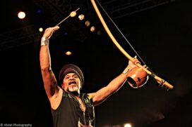 O cantor baiano se apresenta no evento neste sábado (15)
