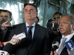 O presidente Jair Bolsonaro e o ministro da economia, Paulo Guedes falam à imprensa