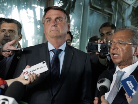 O presidente Jair Bolsonaro e o ministro da economia, Paulo Guedes falam à imprensa